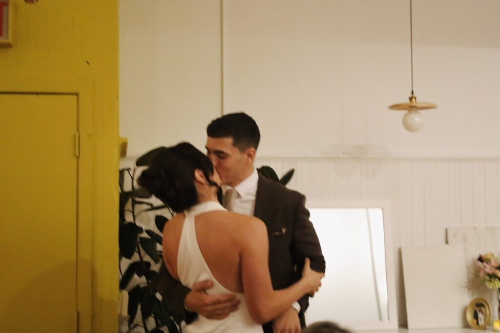 budgeting for your wedding at le loft a couple kisses 